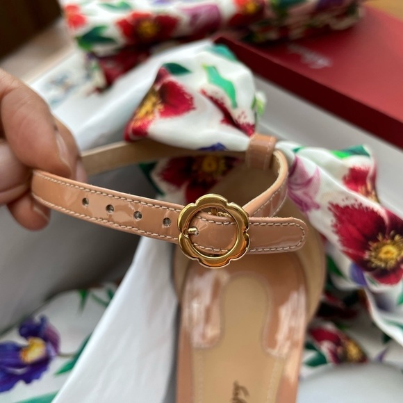 Ferragamo Tursi Bow Bush Patent Sandals - Picture 9 of 9